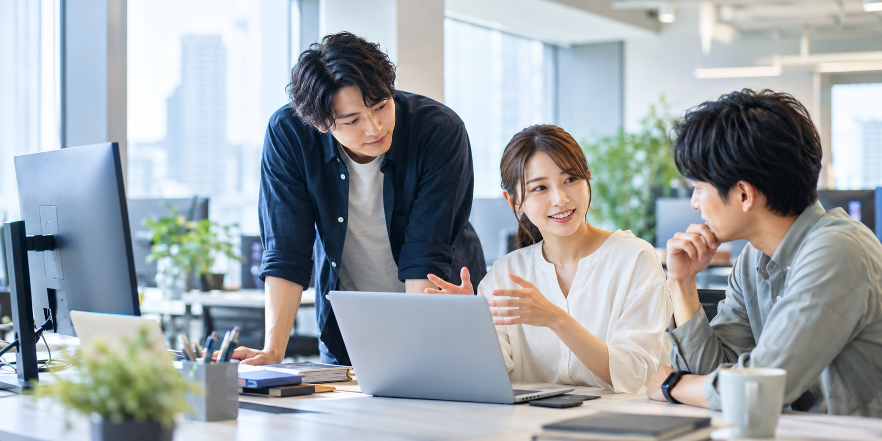 エンジニアがチームで意見を交わしながら仕事を進めるイメージ